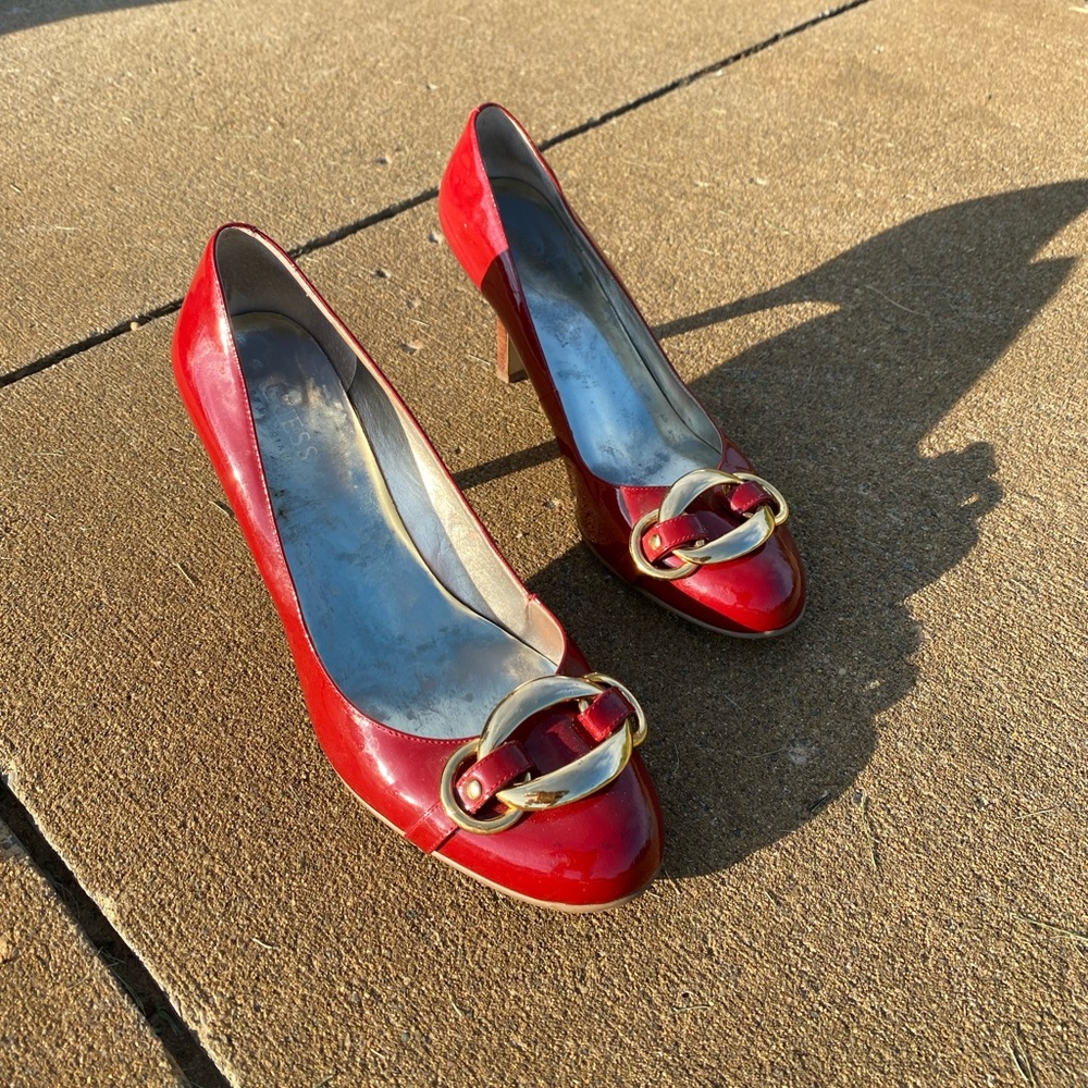 EUC! Womens Guess Red Genuine Patent Leather pump with detail SZ 8 1/2 - Picture 2 of 7